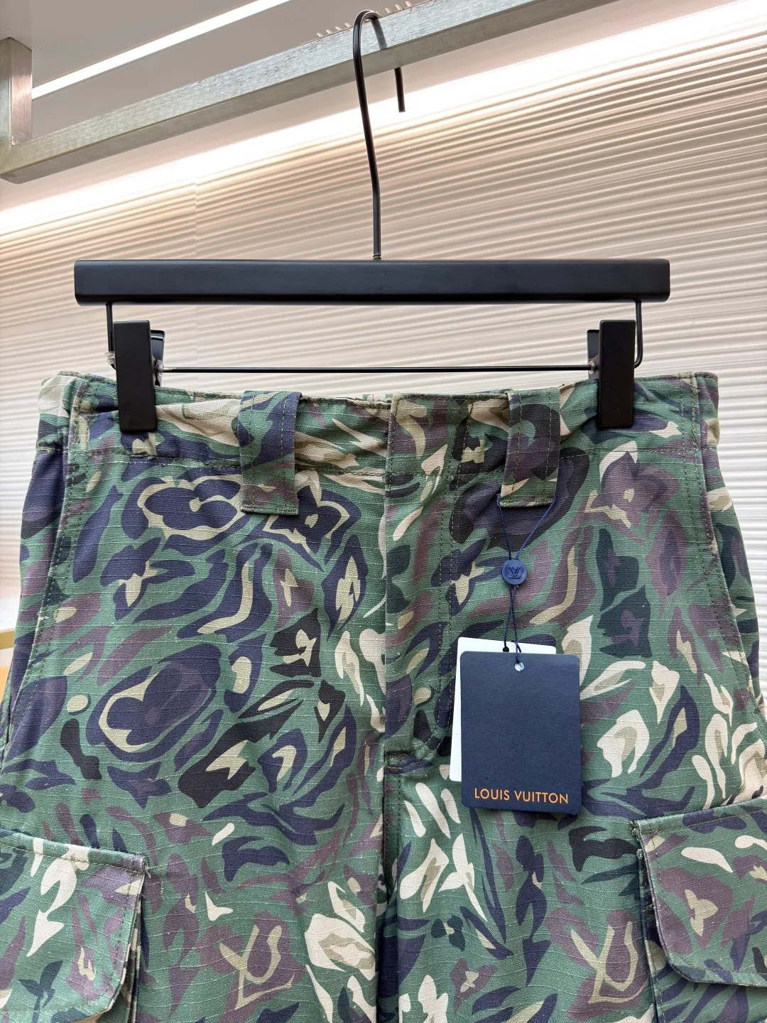 LOUIS VUITTON patch pocket overalls ●Original version: purchased and developed for 15700 ●Item number: 1681396-B70 ●Fabric: combed cotton fabric ●Technology: stone-ground light fermentation ●Color: camouflage ●Version: fitted version ●Weight: about 825 grams ●Size: 46-48-50-52 ●Description: Customized dark olive green double-sided yarn-dyed combed cotton, as warm as cotton, comfortable and close to the skin Jungle twilight, camouflage poetry, makes green transcend the boundaries of seasons and styles. It touches people's hearts with the depth of color. The patch embellishes the left pocket and becomes a low-key medal. LV's iconic Monogram disappears into the camouflage canvas, hiding the brand gene into the wild totem. Function first, aesthetics follows. Use the three-dimensional pockets on both sides as the skeleton to reshape the advanced form of pragmatism. A sense of luxury exuded from the inside out. A stunning work in the fashion feast, direct glaze spraying through high-precision digital nozzles and intelligent color management systems. Directly print the pattern on the surface of the fabric in a point-to-point manner. Turn the pattern into a flowing glaze and touch the texture of the fabric. Let the pattern have a visual impact and ergonomic three-dimensional cutting. Return to the traditional craftsmanship through segmentation, folding, shrinking, and stretching techniques. The so-called slow work produces fine work, which is the respect for the material. The pursuit of feel. The workmanship is complex and tedious. Slow aging. High loss, stone grinding light fermentation ➕ pulling, bleaching and softening. Through the mutual friction between pumice and clothing. Produce wear and fading effects on the surface of denim by combining pulling and bleaching to produce a certain texture and stretch effect on the clothing while bleaching. The overall wiring is straight and delicate, the fabric is comfortable and soft, and the color is consistent without color difference. It can be matched with the same style to create a fashionable look and control various occasions. Customized accessories, complete with three standards, same style for men and women!